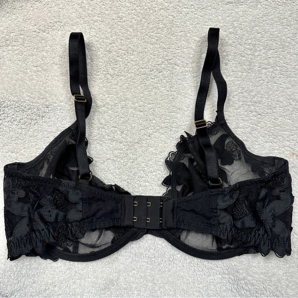 Victoria’s Secret unlined plunge - Picture 2 of 4